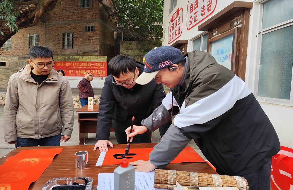 图4 谭彩阳老师现场书写春联
