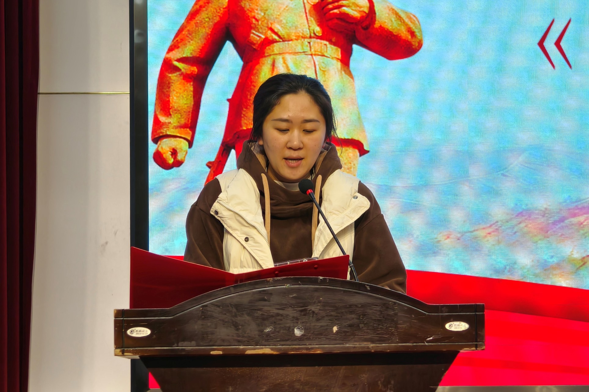 图一：辅导员周梦嫄宣读《2025年学雷锋系列活动方案》