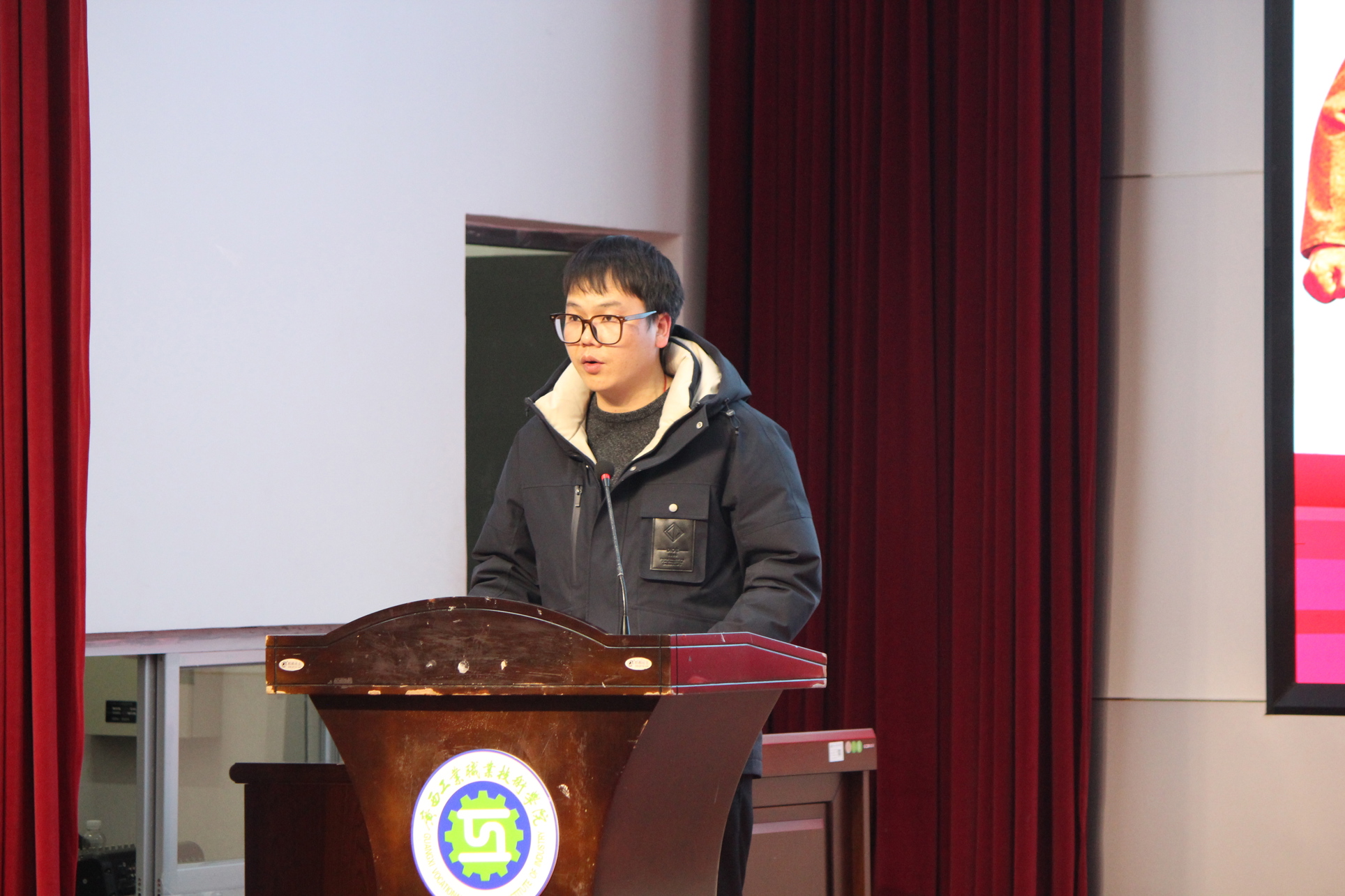 图二：学工办主任罗子彪作动员讲话
