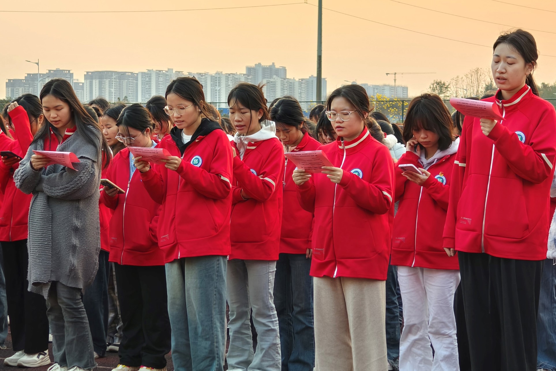 （图二：同学们晨读） 