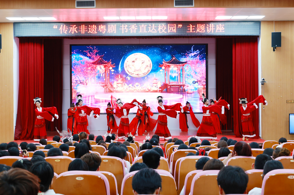荷韵美育辅导员工作室联合贵港市图书馆与学校图书馆开展非遗粤剧进校园活动