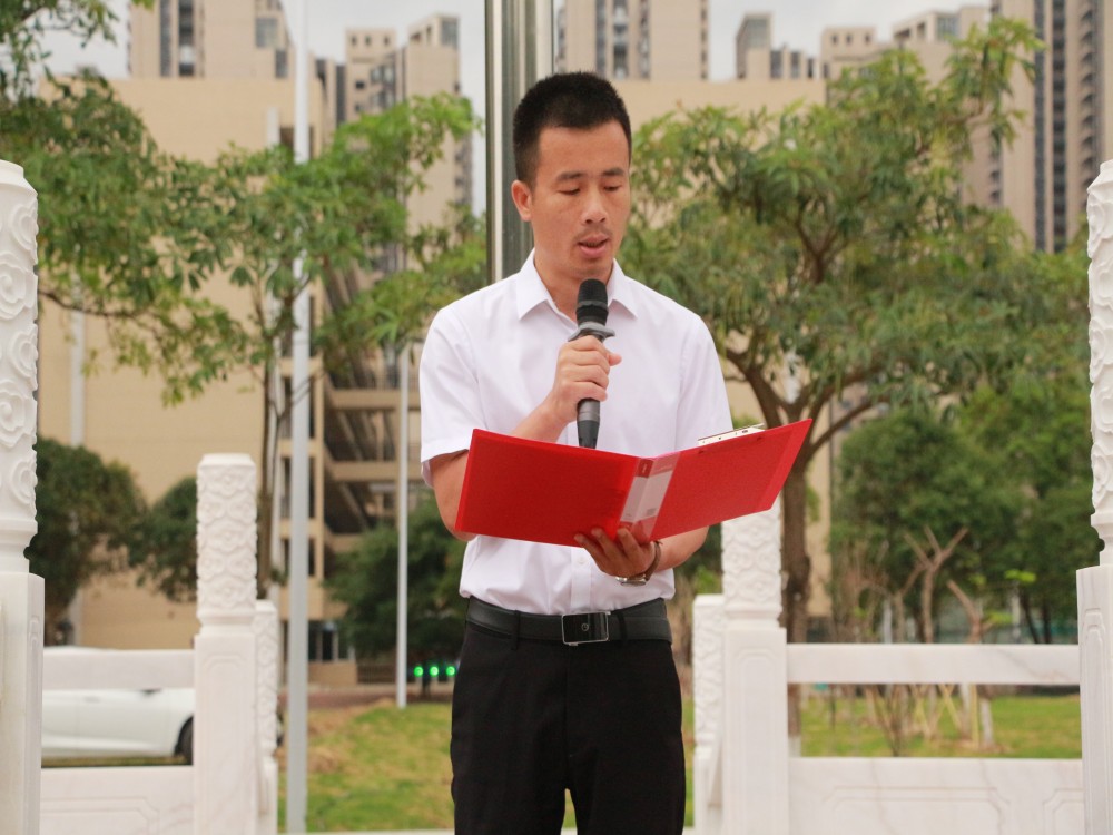 李锡锋同志给同学们做国旗下的讲话1