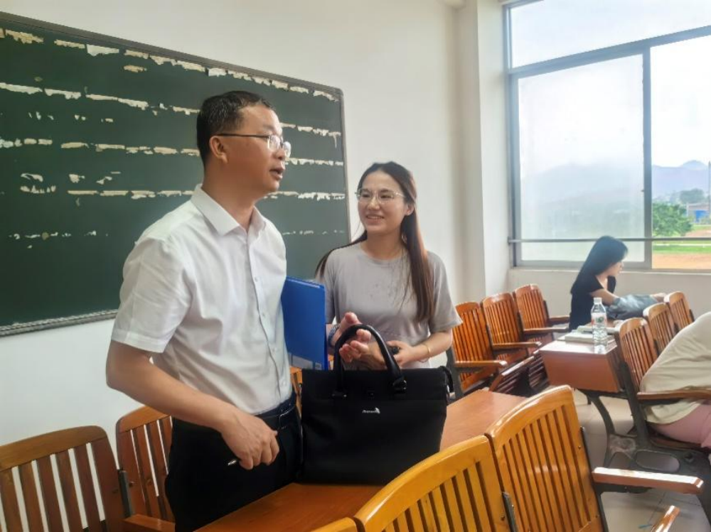 学校领导深入幼师教育学院/纺织服装学院课堂听课