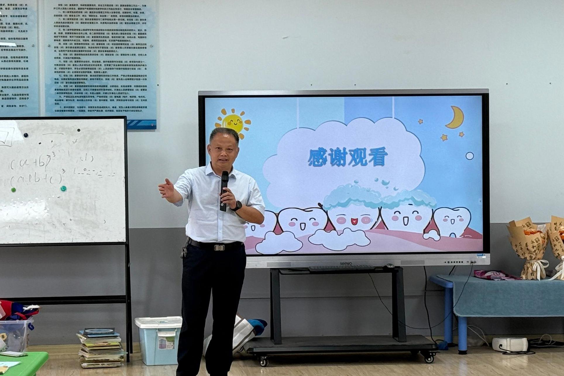 图3：贵港市港北区木兰河幼儿园园长宋运志对学前2333班进行指导