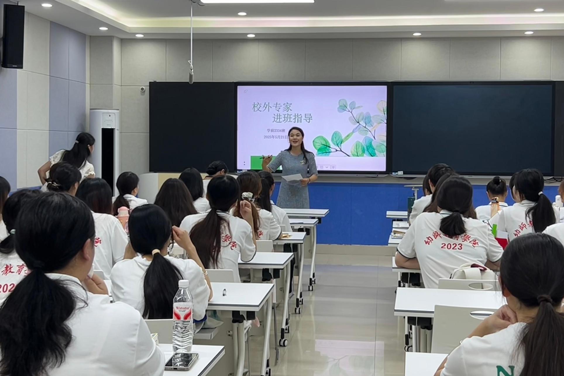 图4：梁思玲园长对学前2334班进行指导