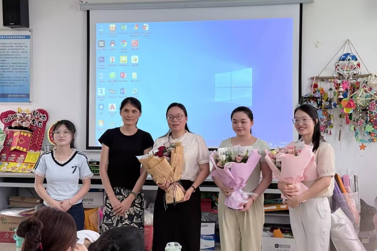 图5：梁思玲园长对学前2334班进行指导