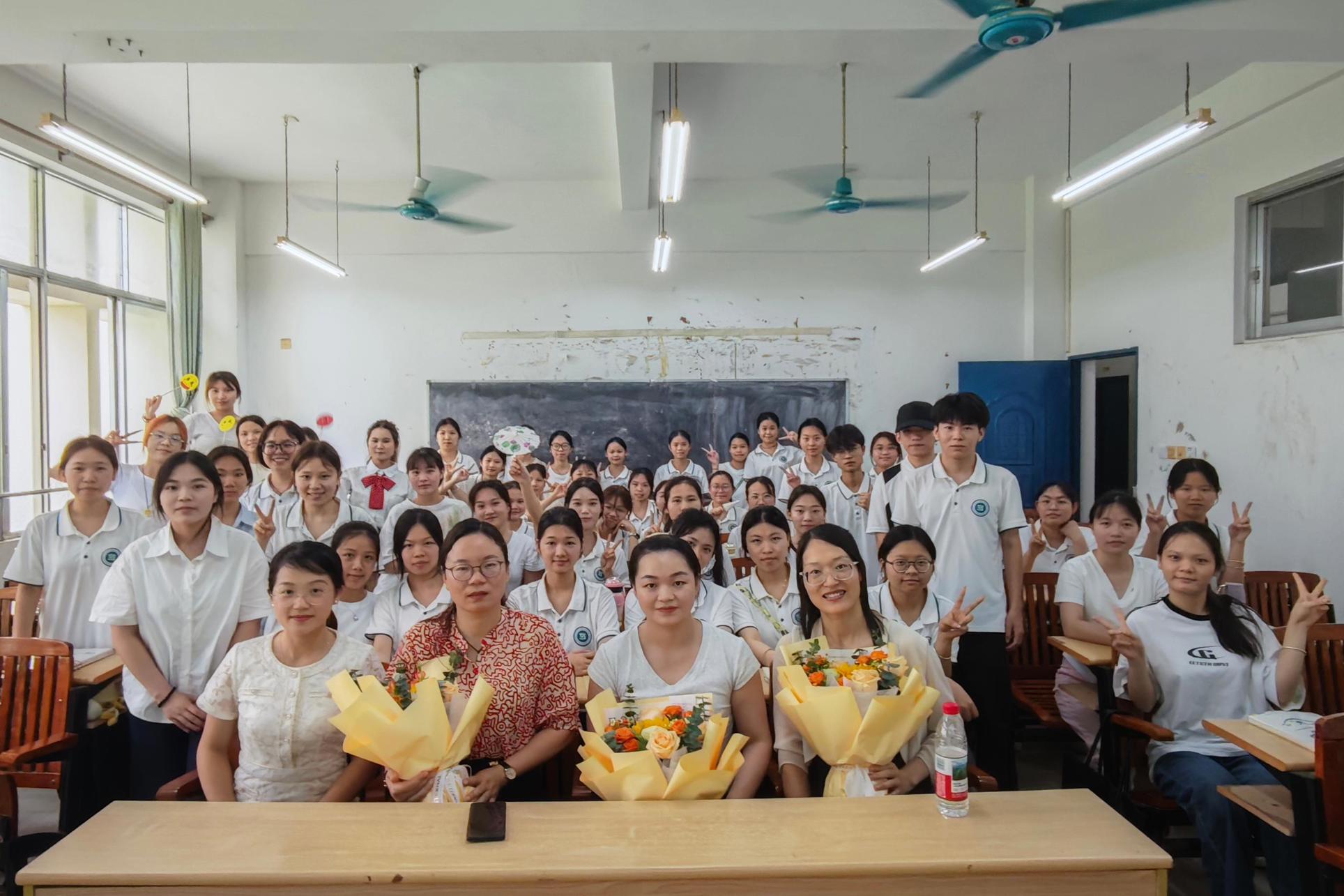 图2：贵港市港北区中山幼儿园园长叶小琴及团队与学前2332班师生合影