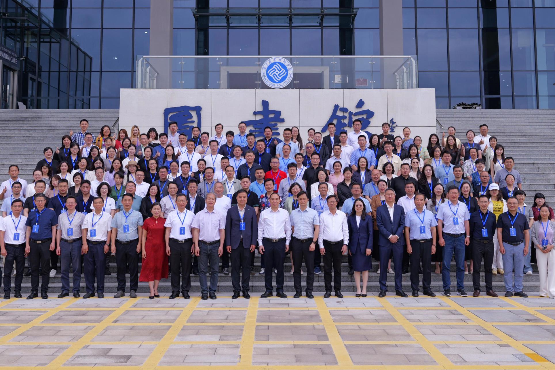 幼师教育学院/纺织服装学院代表团赴广东参加2025纺织服装行业产教融合与教育出海大会