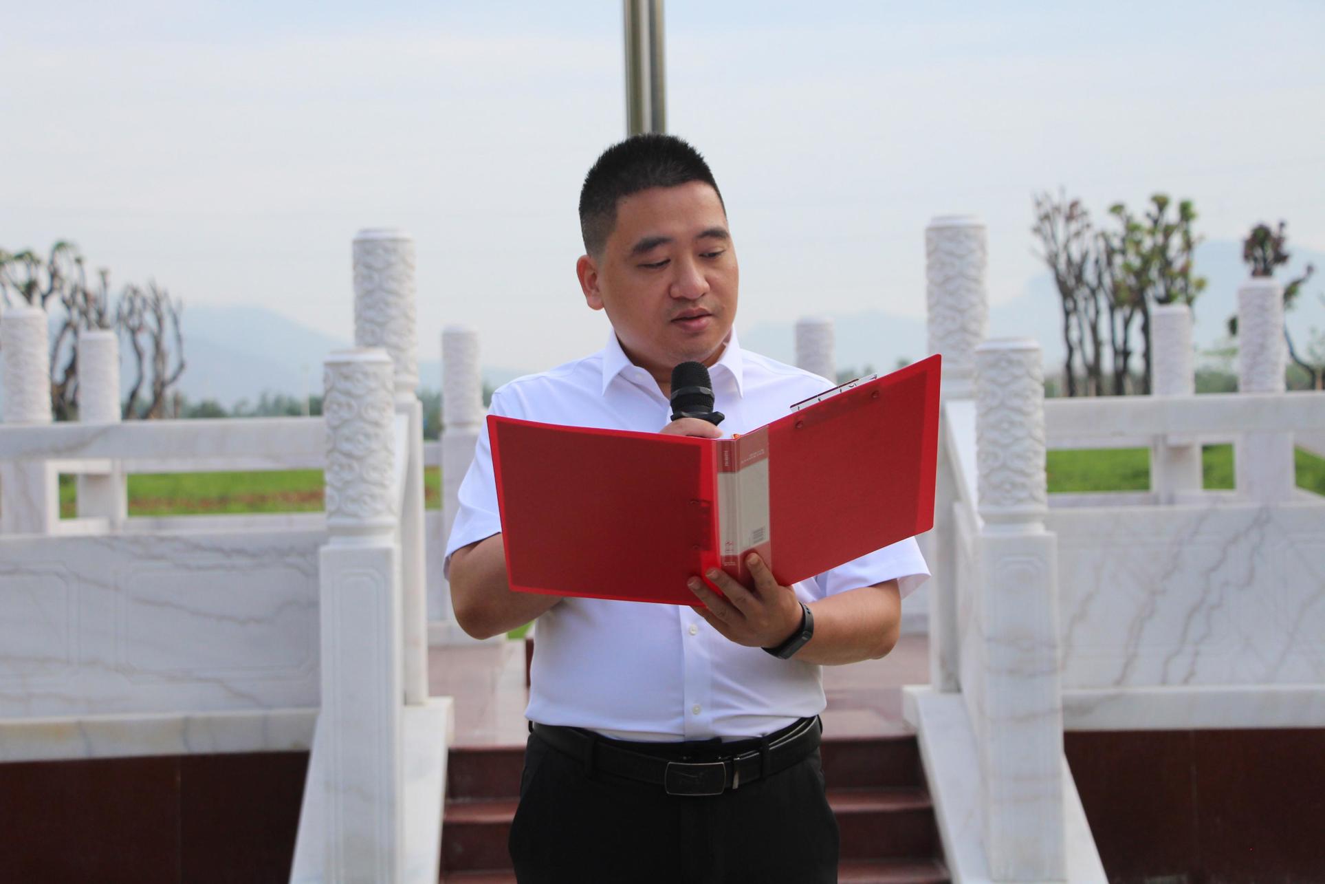 学院院长易世雄同志发言