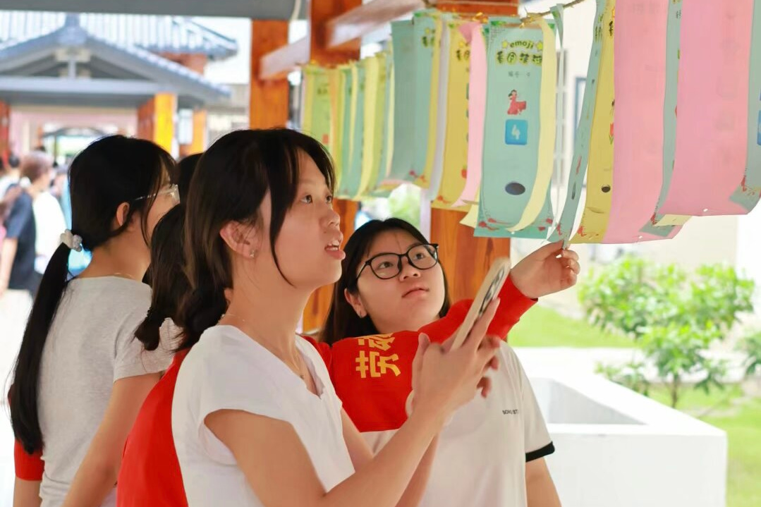 荷韵书香“一站式”学生社区开展“五四薪火传，游园践新知”主题游园活动