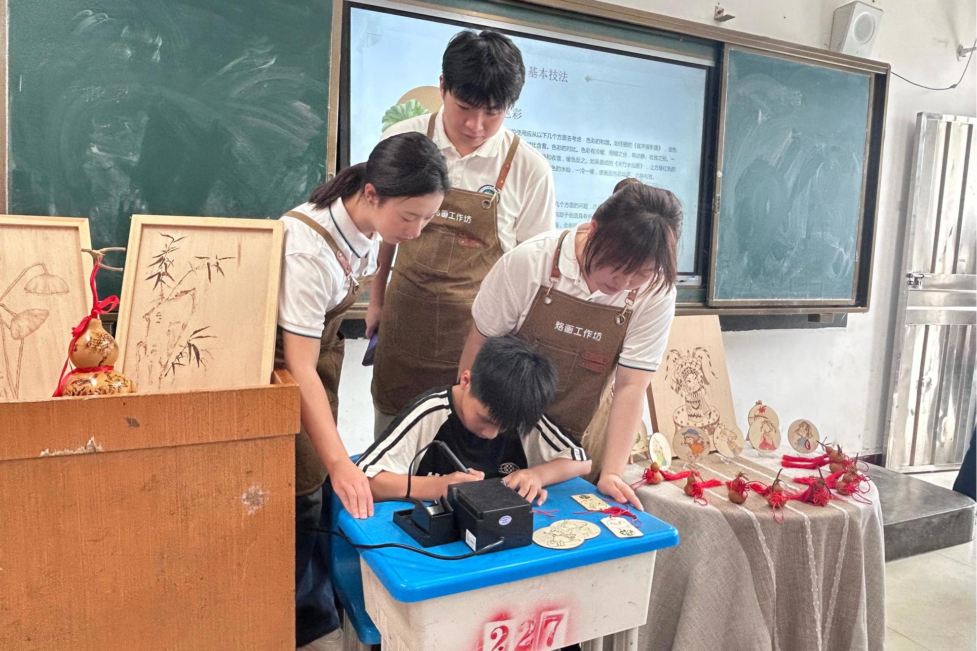 学生现场体验烙画的制作