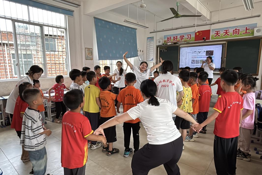 幼师教育学院/纺织服装学院开展资助育人活动