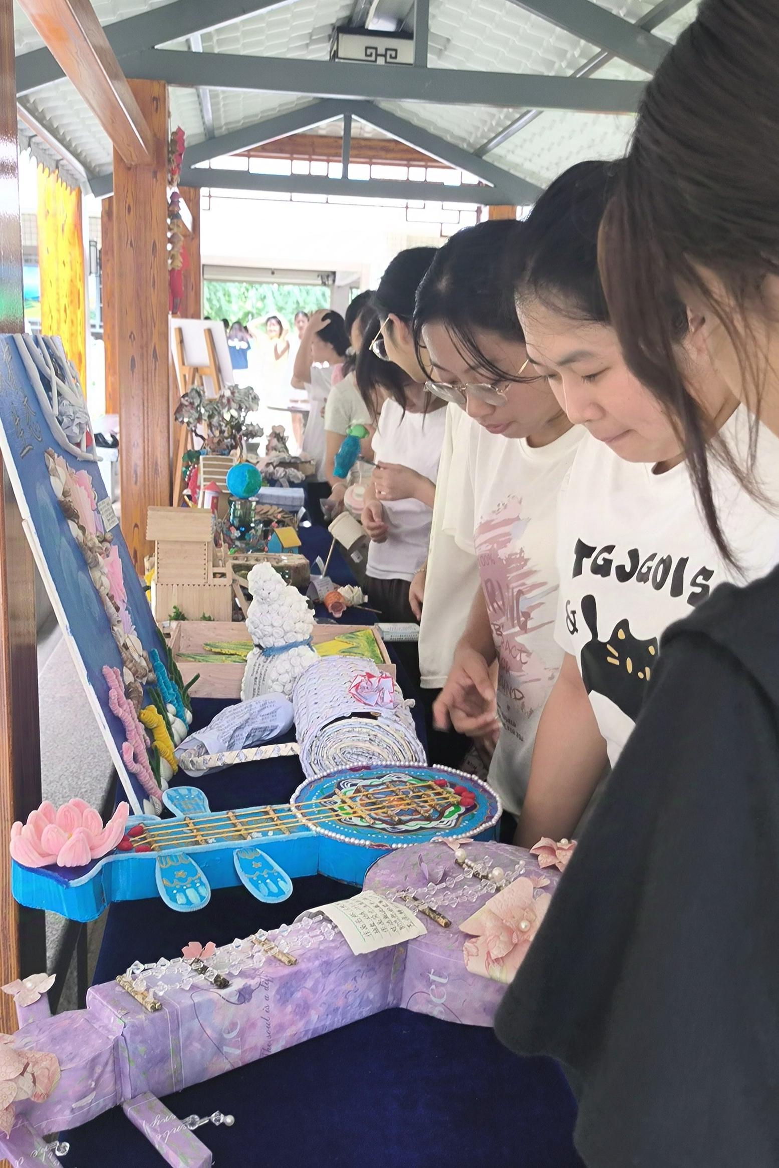同学们正在参观作品