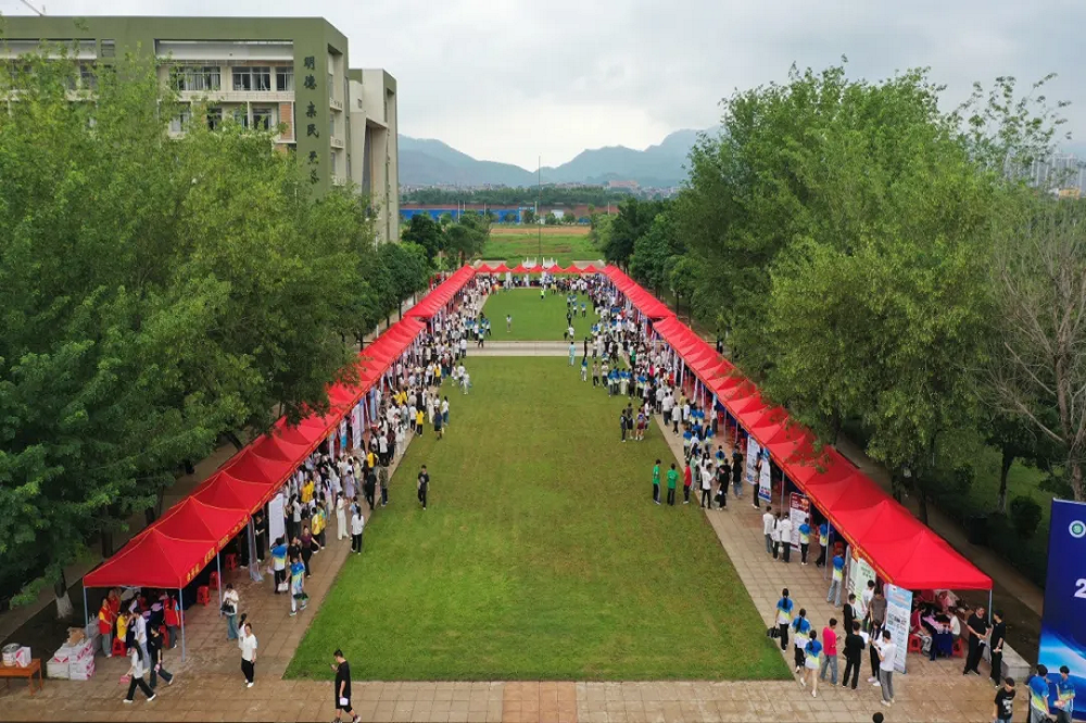 英国上市公司官网365（贵港校区）2025年夏季实习和就业岗位推荐会圆满举行