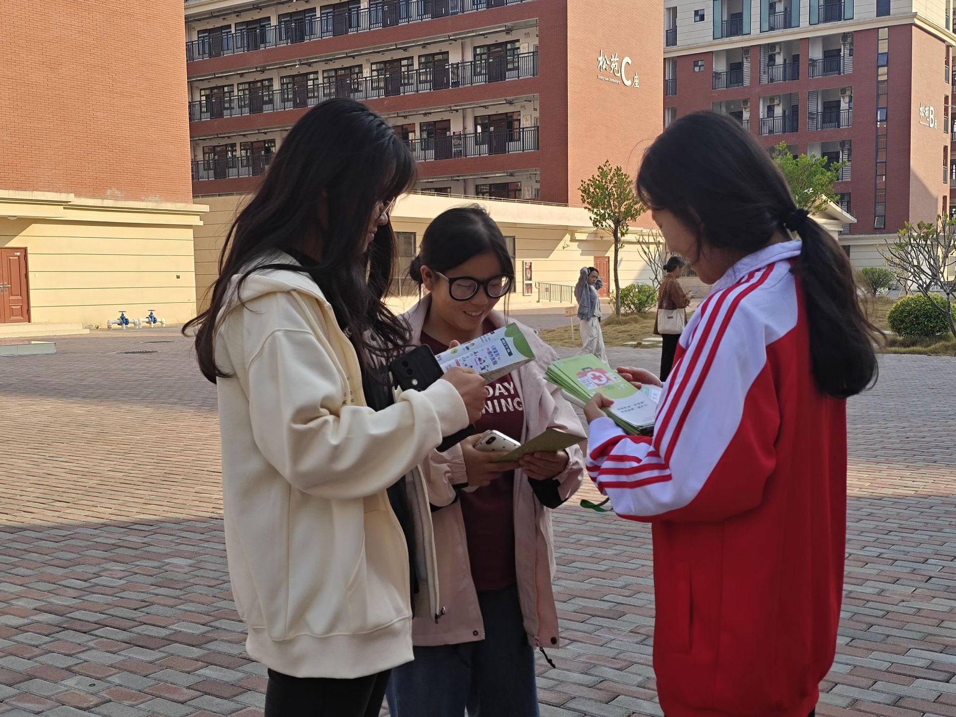 医药健康学院开展“构筑药品‘安全墙 ’，撑起群众健康‘保护伞’”活动   