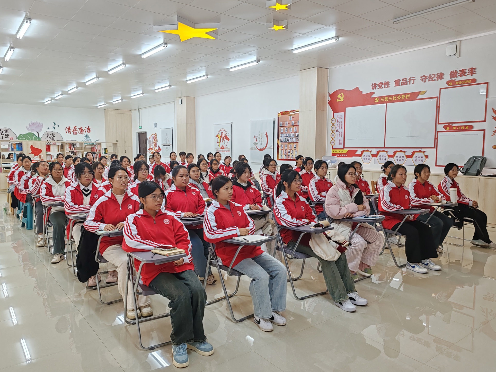 医药健康学院一站式学生社区开展红色观影活动
