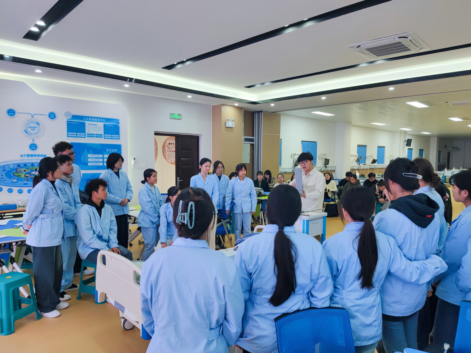 任务驱动教学点燃学生热情，实操演练提升专业技能——  医药康养学院开展院级公开课
