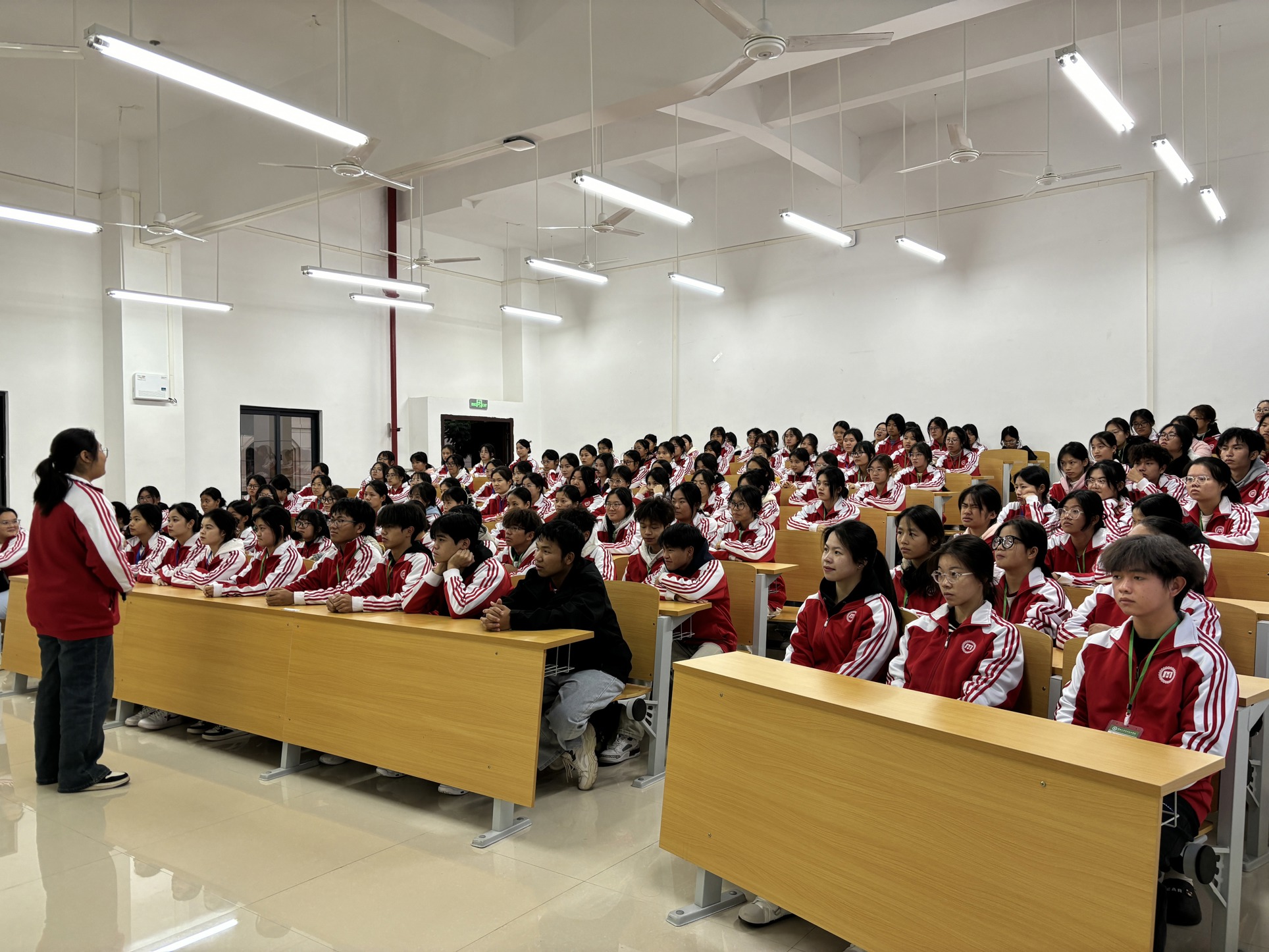 医药康养学院“一站式”学生社区开展“知宪法于心，守法律于行”主题团课   