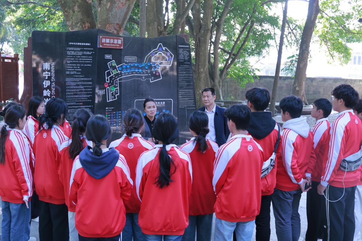 学生处领导带领医药康养学院师生代表赴伊岭岩开展研学活动