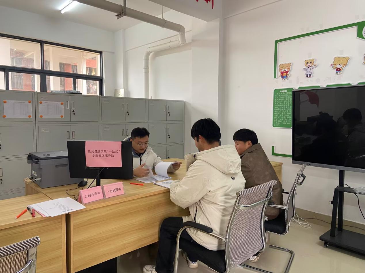携手筑梦学海，帮扶助力未来——医药康养学院开展学业帮扶进“一站式”学生社区