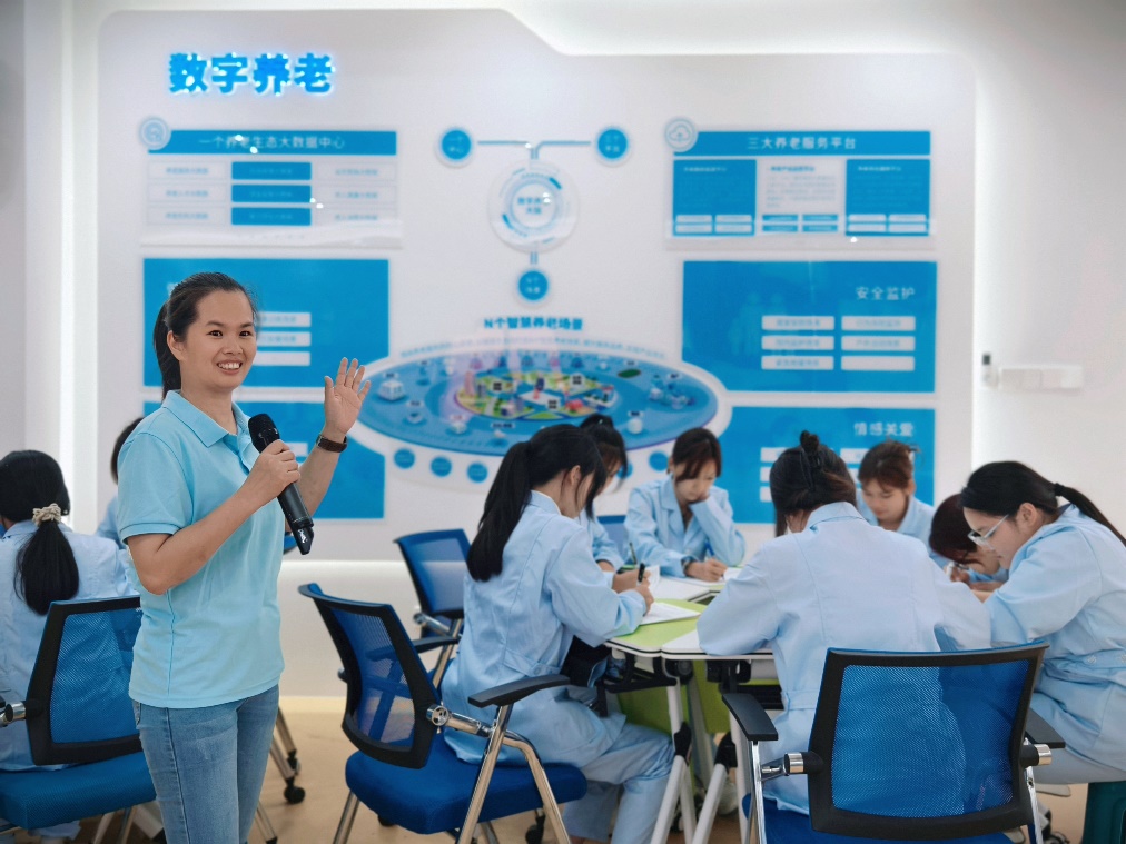 医药康养学院高级工程师——潘勤春