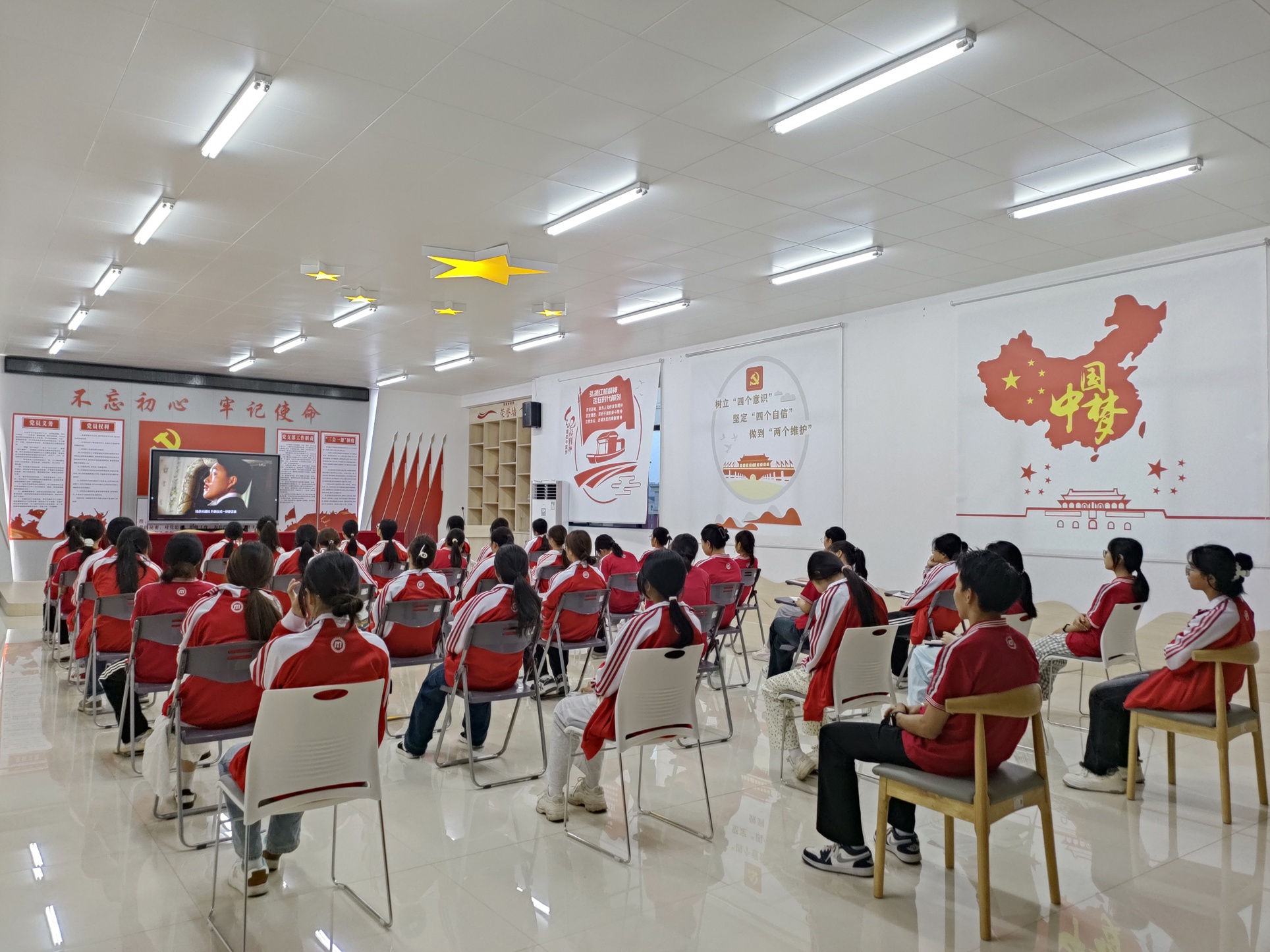 医药康养学院“一站式”学生社区开展“观红影青年明志，学党史初心如磐”红色观影活动