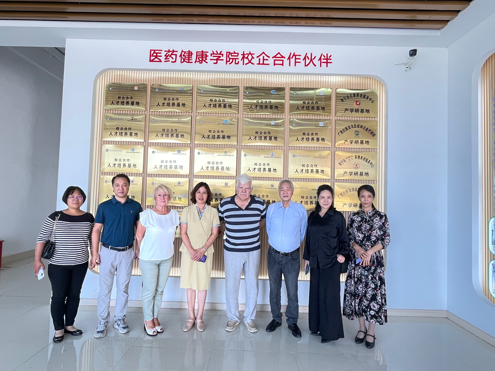 俄罗斯院士到学院实训基地参观指导