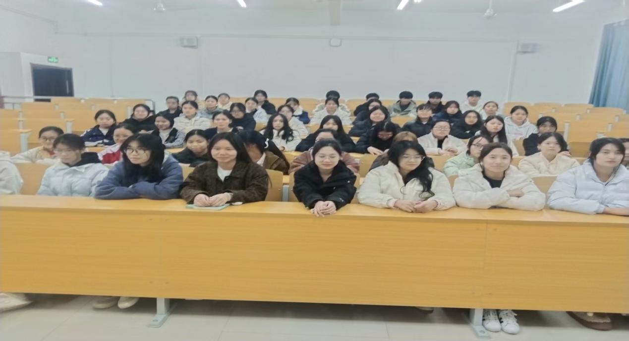 医药康养学院中药学2434班合照