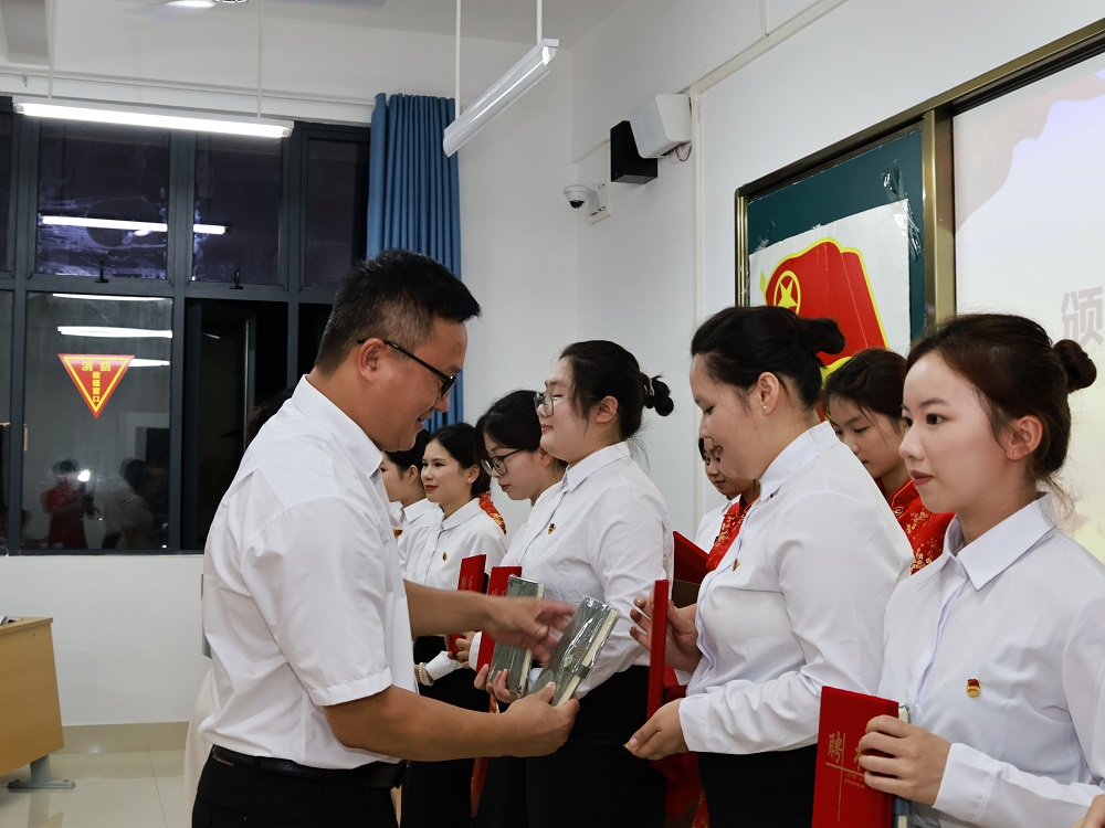颁发上一届委员聘书.jpg1
