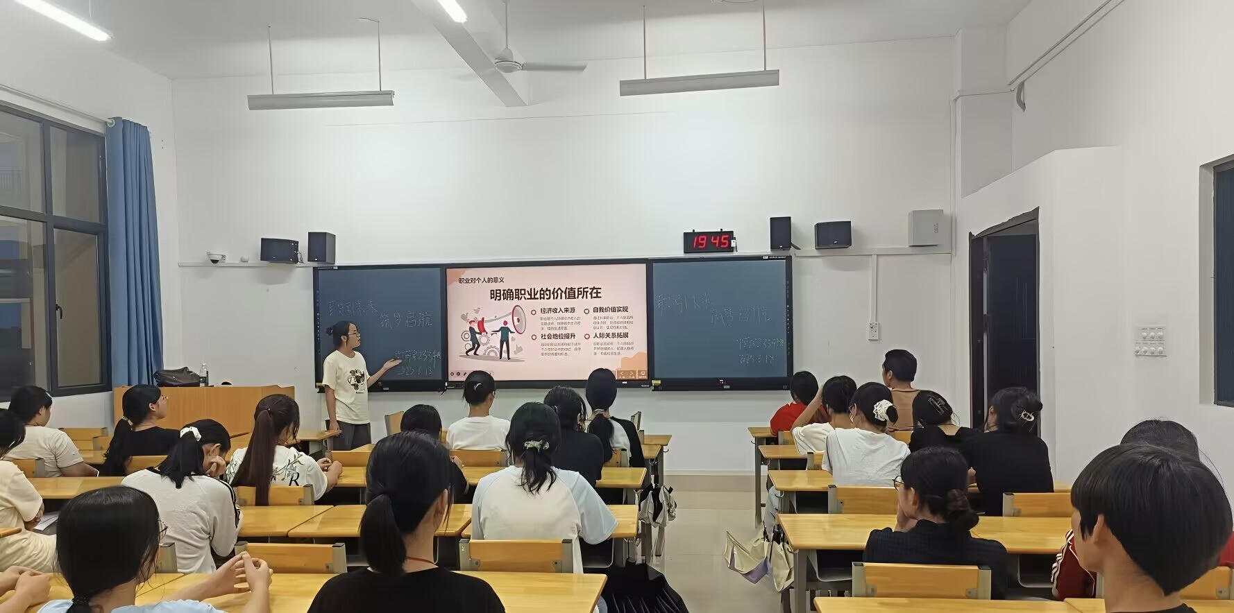 医药康养学院开展主题团日活动，助力学子锚定职业方向   