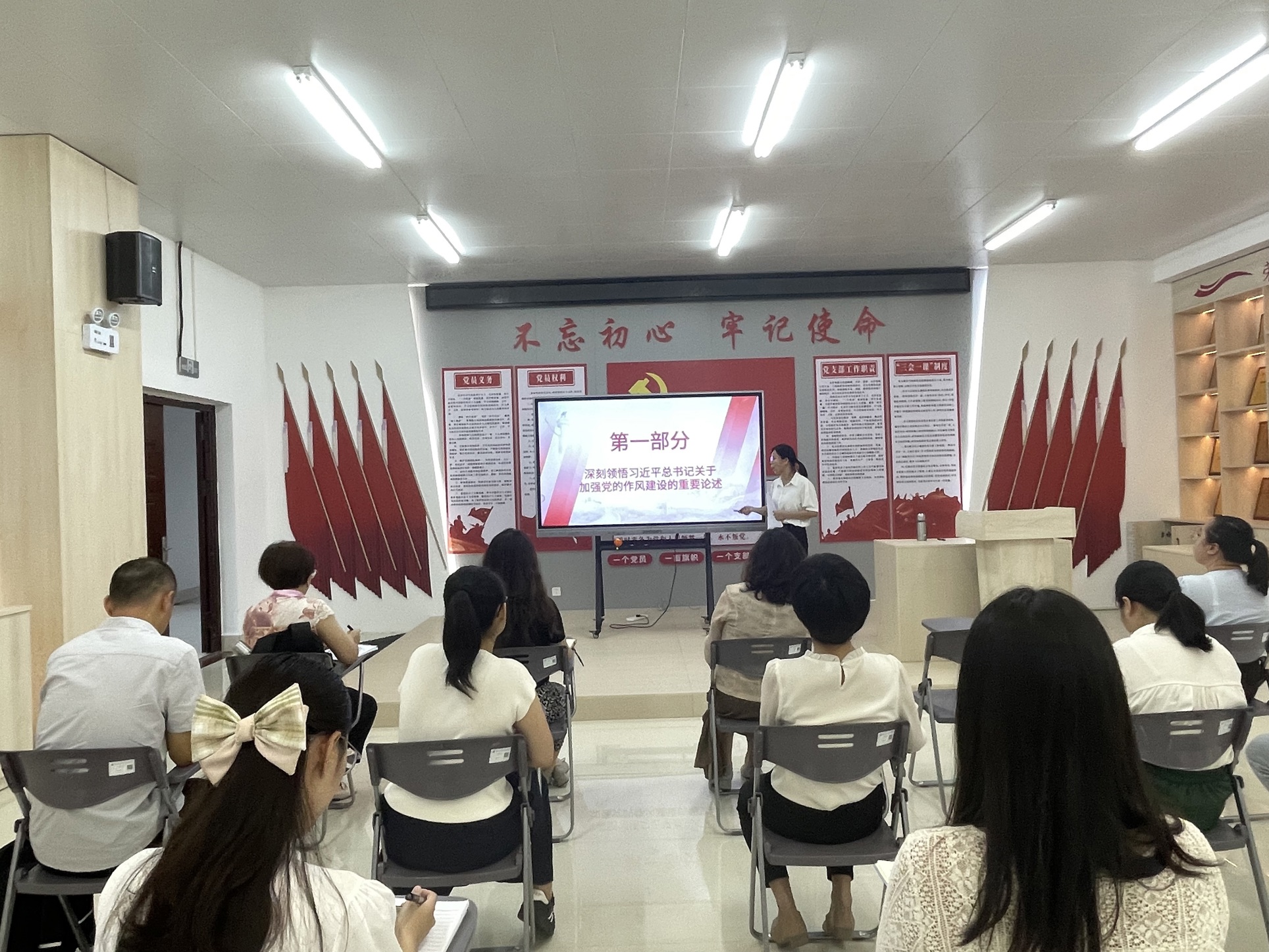 医药康养学院教师党支部开展系列党课学习与党员政治生日活动