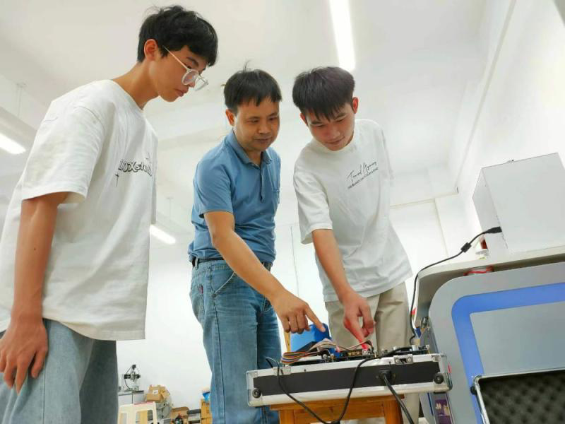 植根职教终不悔，不负韶华育英才——广西五一劳动奖章覃文石