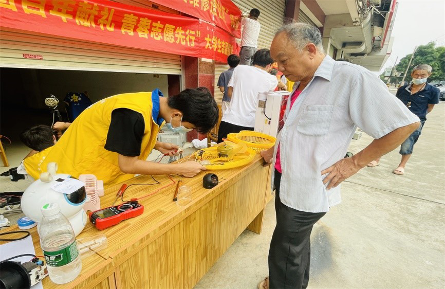 教师第一支部深入社区开展“家电免费维修进社区”志愿服务活动