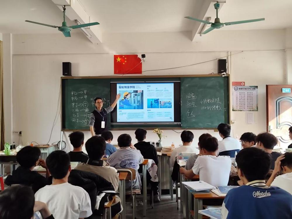 智能制造学院“组团式”教育帮扶教师在靖西开展招生宣传