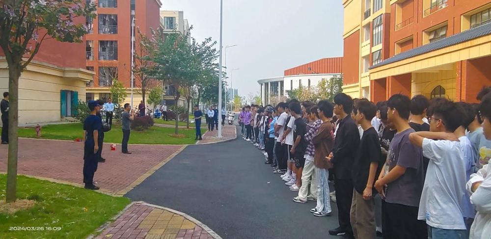“火灾最无情 预防要先行”——智能制造学院开展消防安全疏散逃生演练