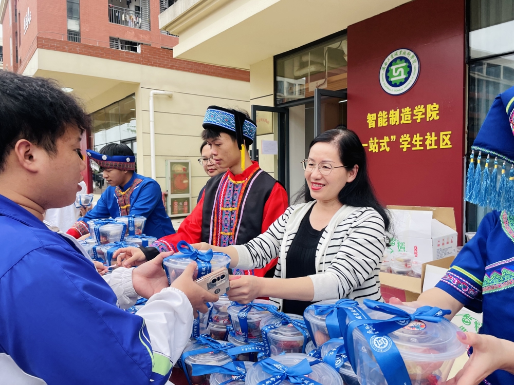 智能制造学院开展2024年“广西三月三  想昂你就来”慰问家庭经济困难学生活动