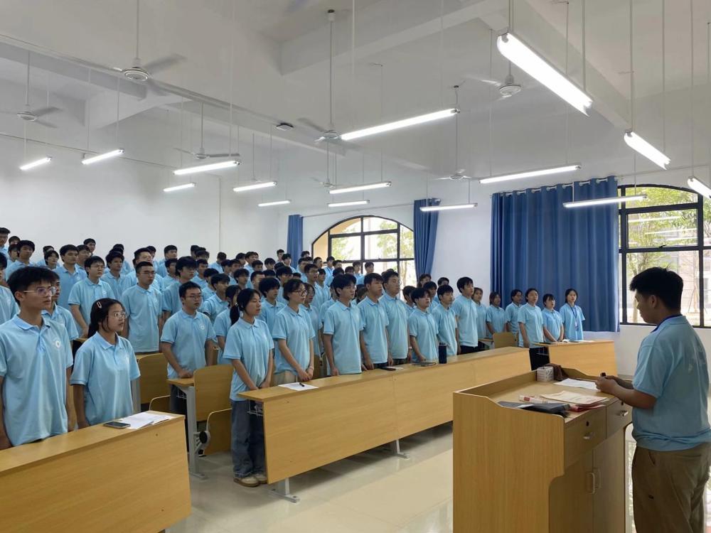 智能制造学院团委召开四月份例会暨表彰大会