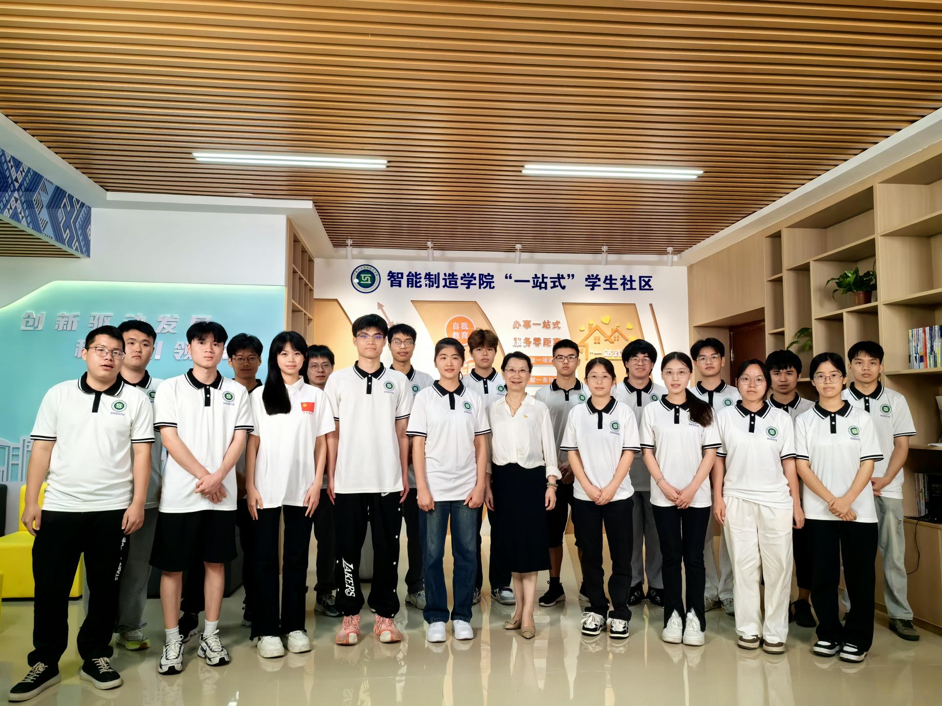 学校领导到“一站式”学生社区讲授廉洁教育专题党课
