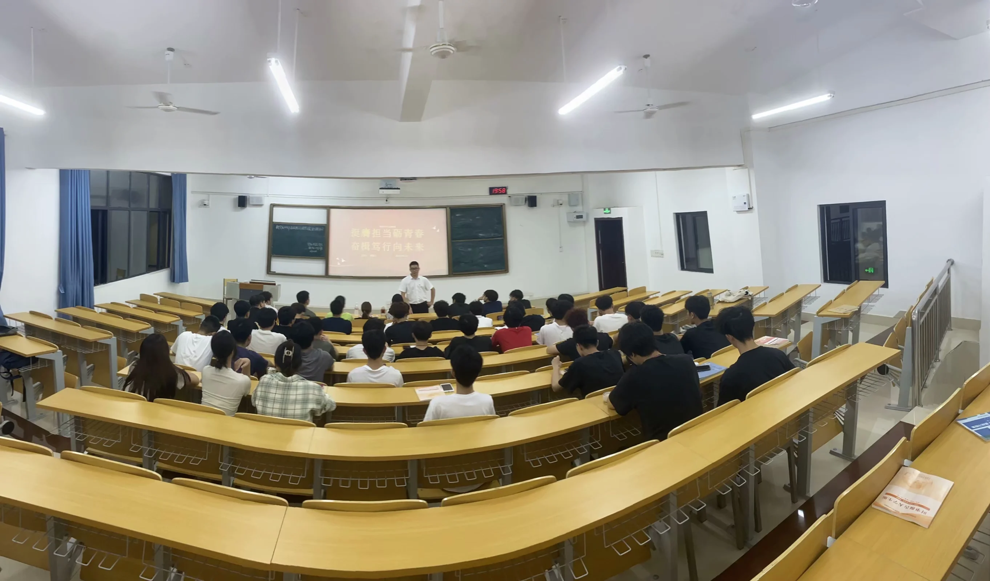 数字化2331班开展“挺膺担当砺青春 奋楫笃行向未来”主题党课