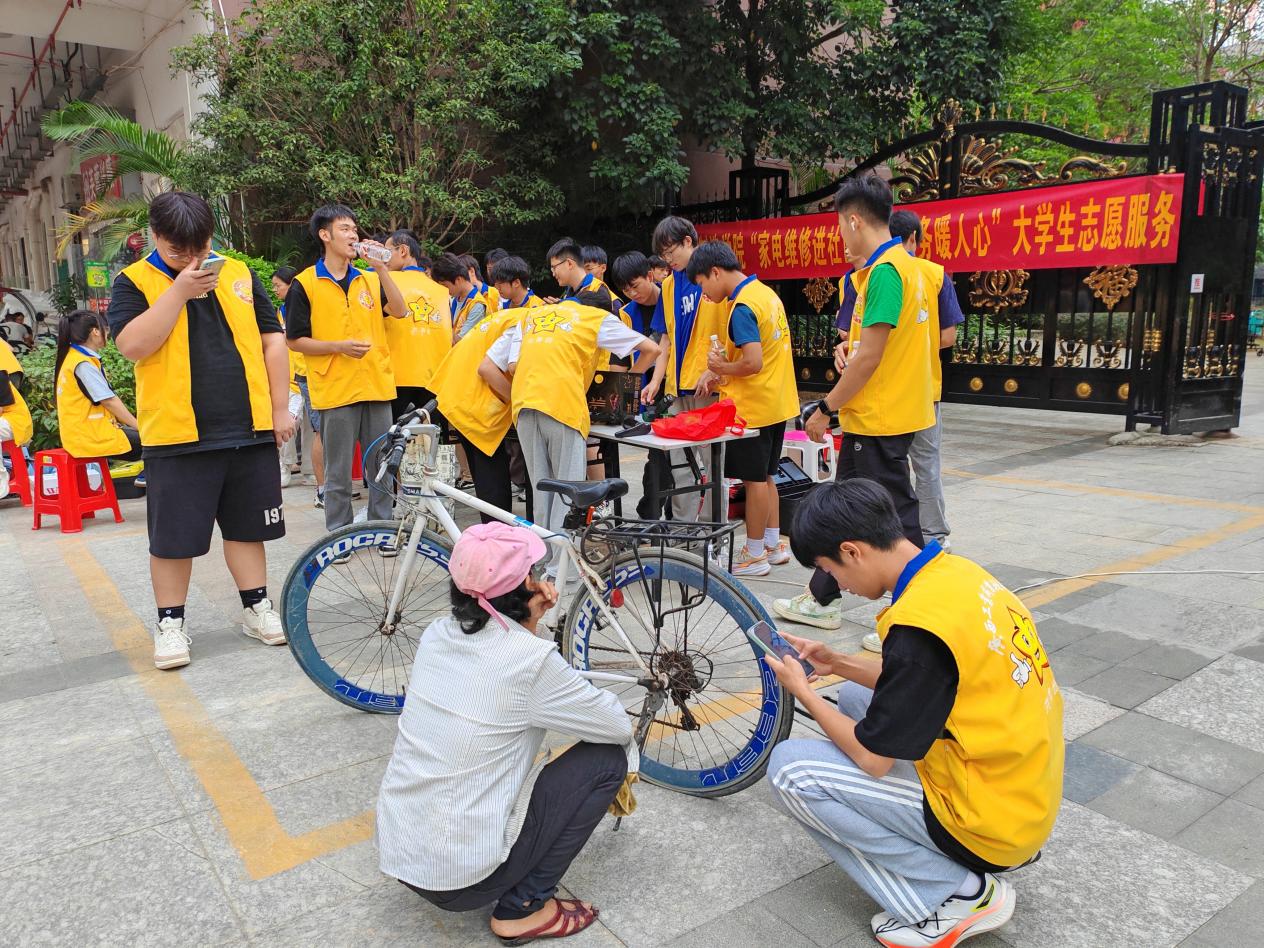 智能制造学院开展“家电维修进社区 志愿服务暖人心”大学生志愿服务活动