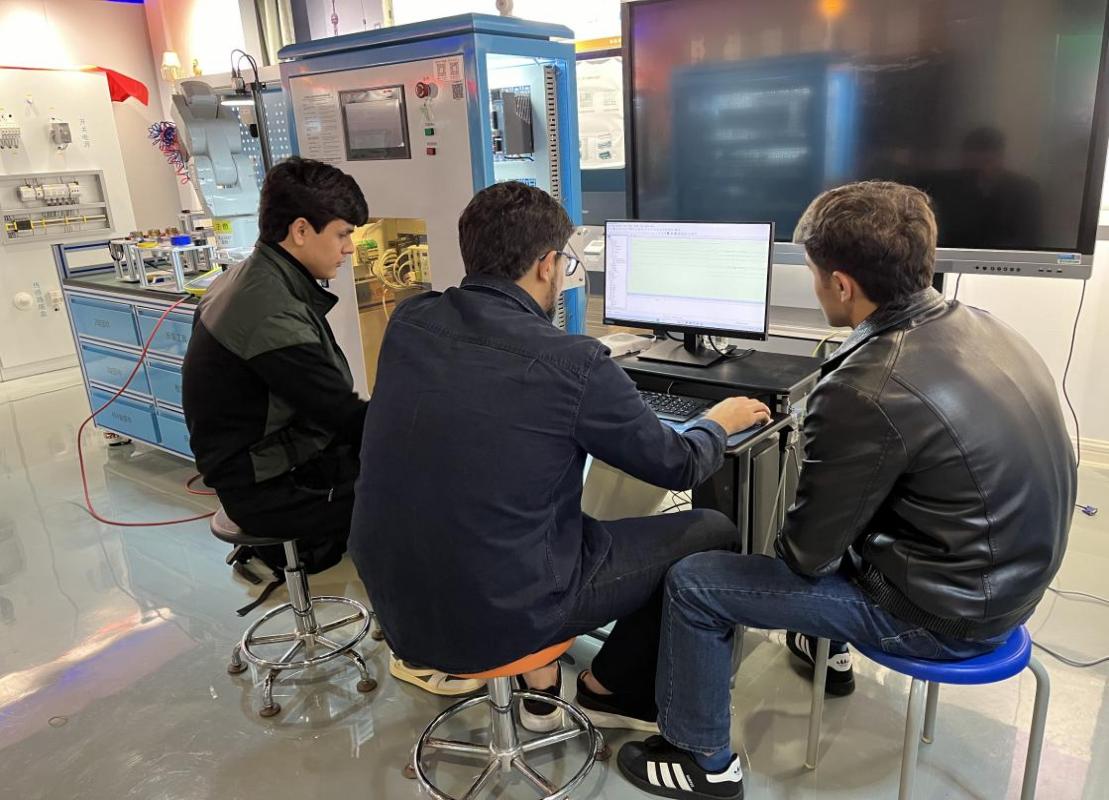 智能制造学院留学生参加技能竞赛培训备战国际舞台