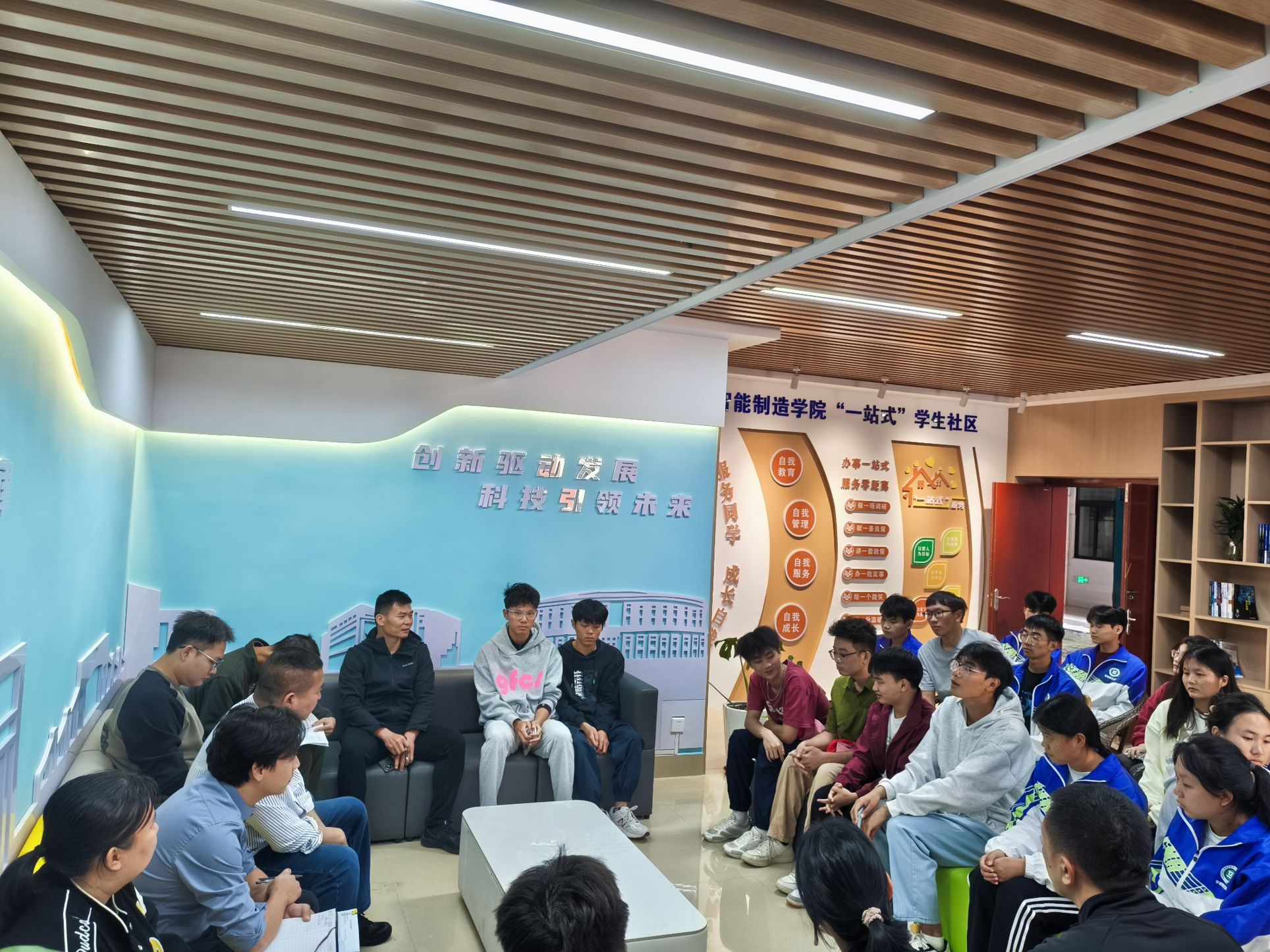 学校后勤管理处到智能制造学院“一站式”学生社区开展后勤服务咨询与反馈会