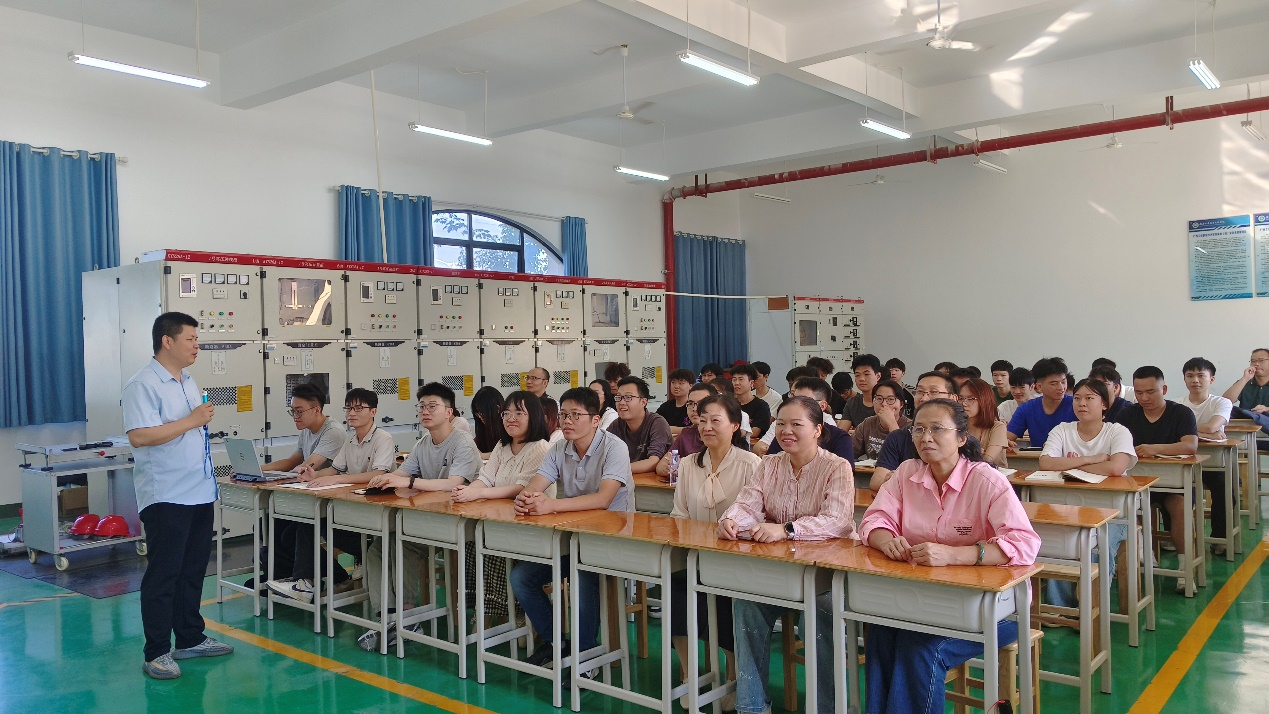 电力专业教师张恒星在智能制造学院上公开课
