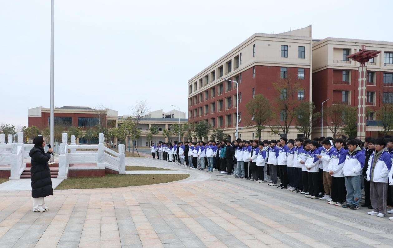 装备智造学院举行2025年春季学期升旗仪式暨“无烟校园”主题教育