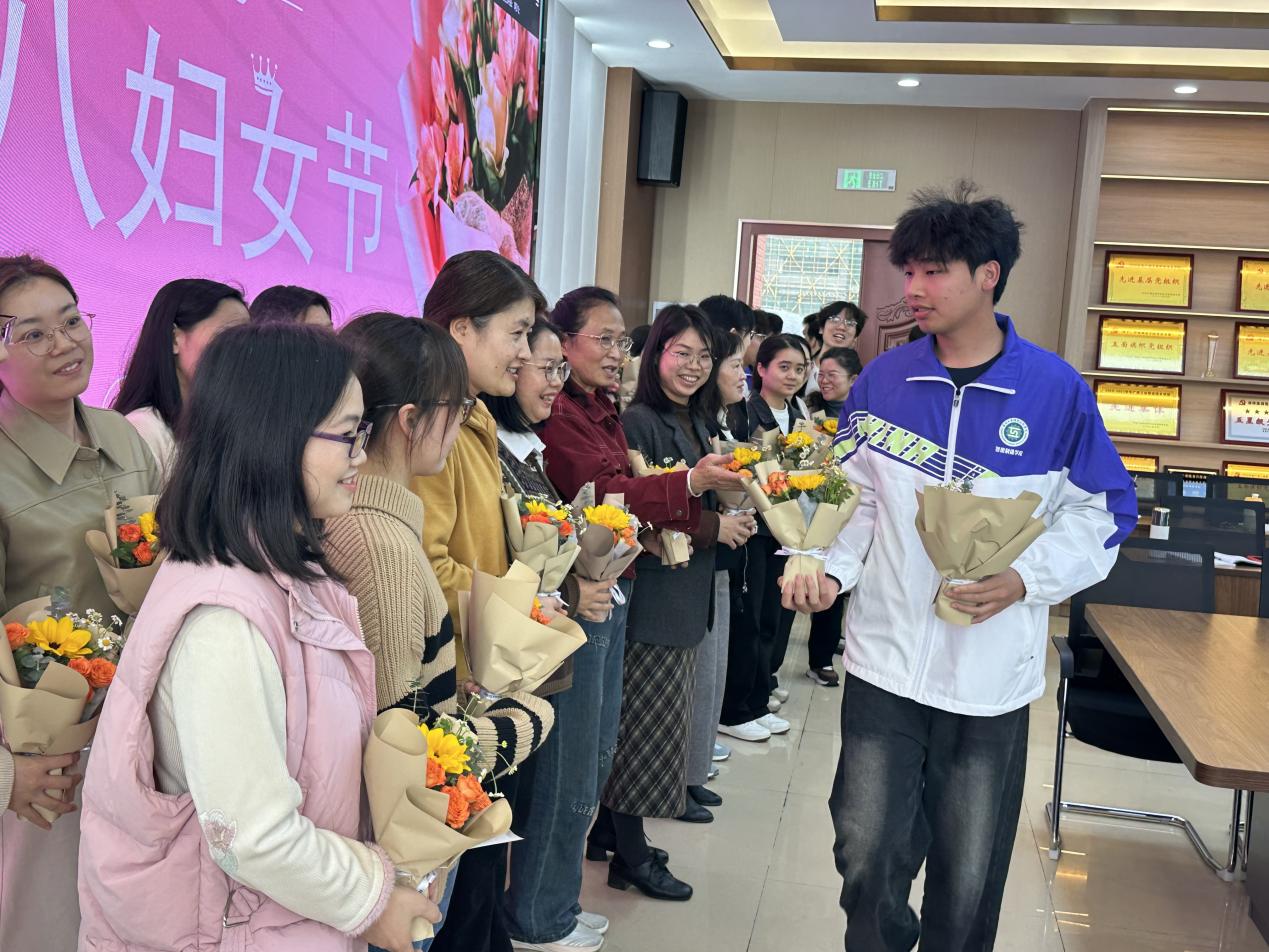装备智造学院开展“三八妇女节”暖心慰问活动