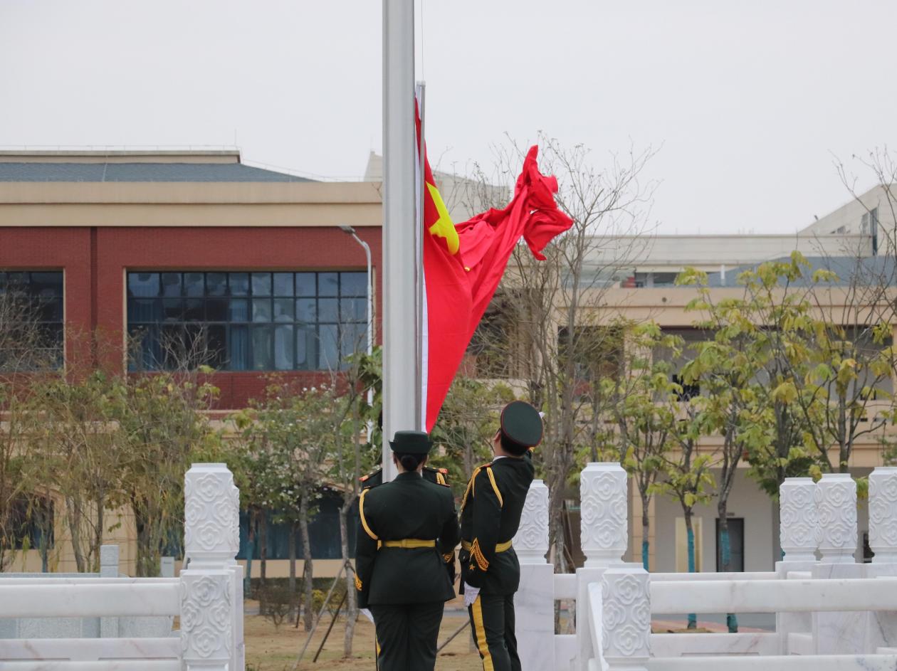 装备智造学院举行升国旗仪式