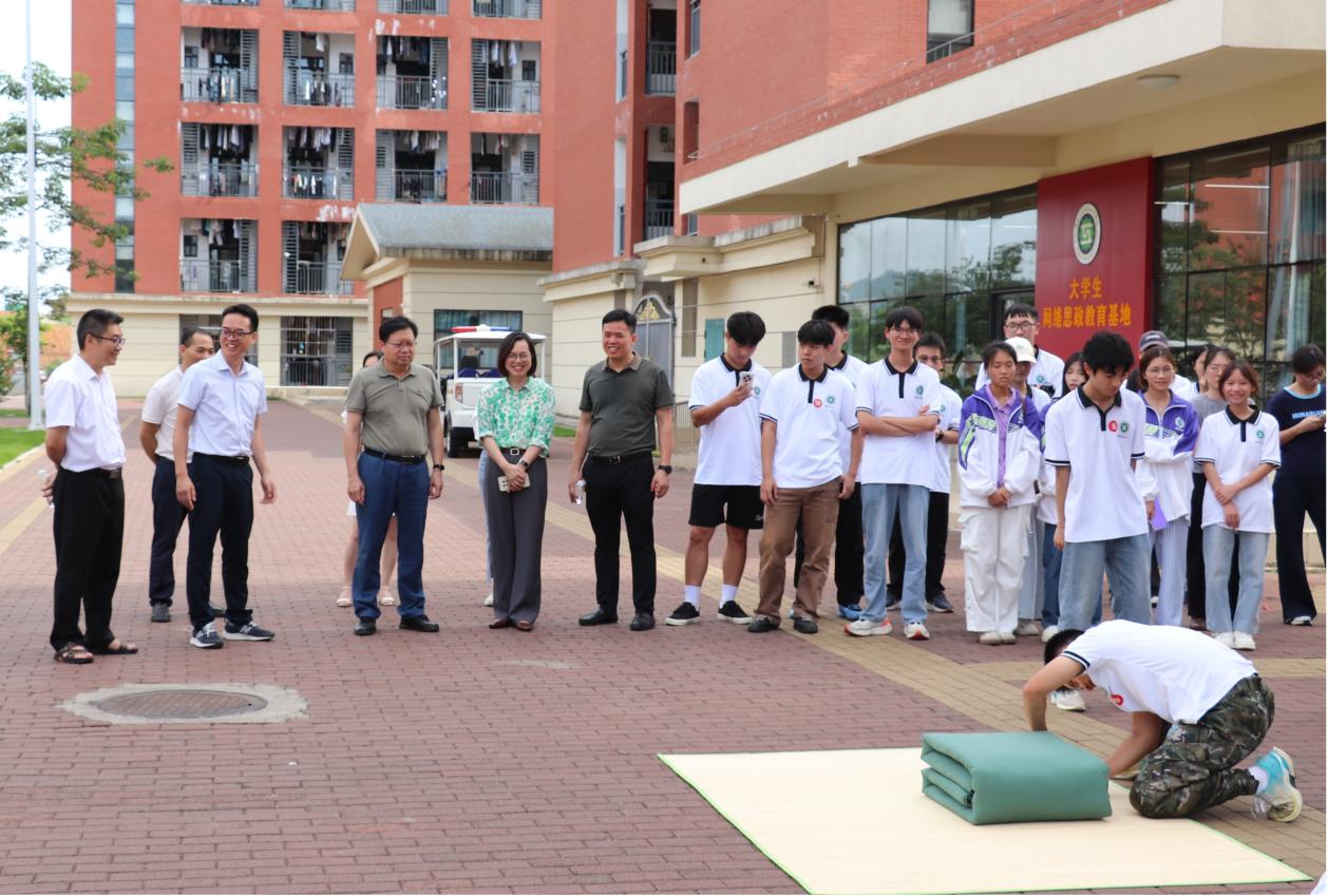 学校党委书记李振秋观摩装备智造学院第一届学生社区宿舍管理技能展示比赛
