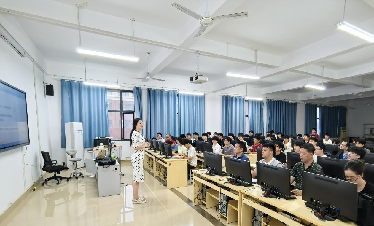 装备智造学院周雪会进行《电气CAD创新设计》课程公开课
