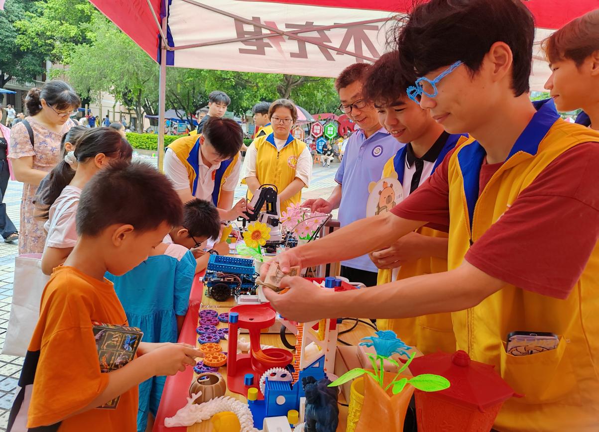 装备智造学院助力武鸣区“红领巾爱心市集”，科普义卖点亮童心梦想